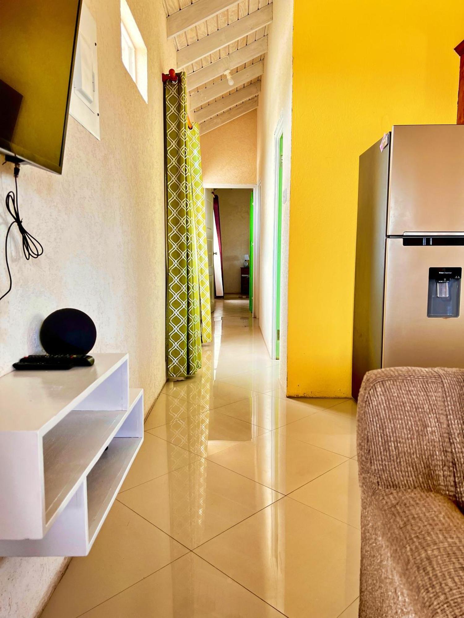 Cozy Modern Upstairs 2 Bed A/C Apt Near 2 Everything Saint Philip Dış mekan fotoğraf
