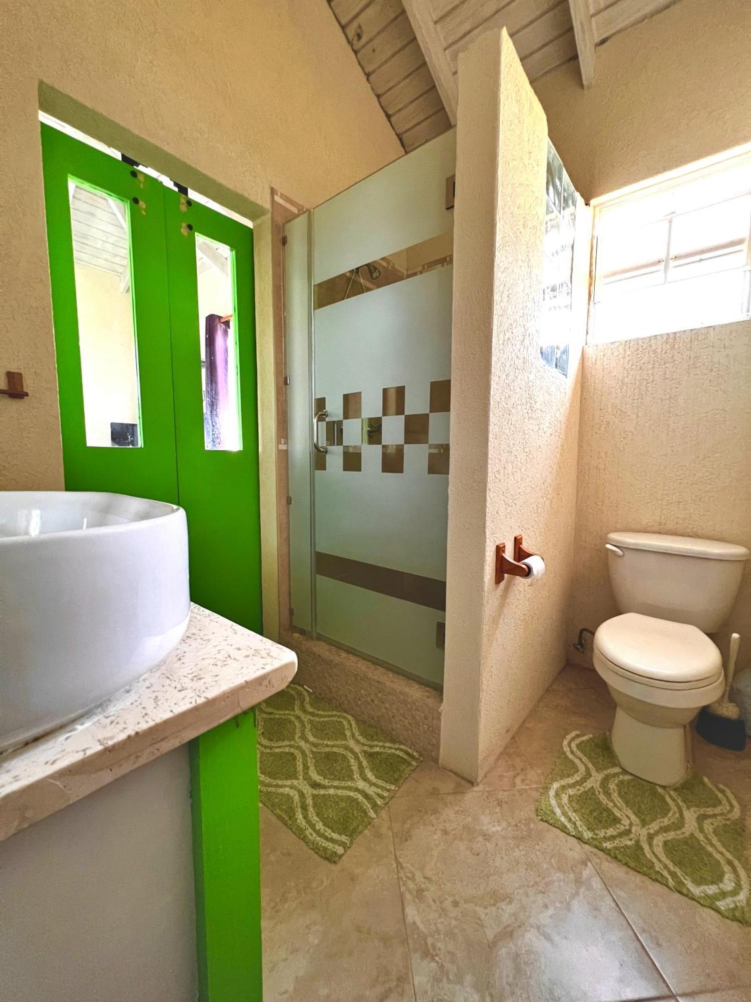 Cozy Modern Upstairs 2 Bed A/C Apt Near 2 Everything Saint Philip Dış mekan fotoğraf