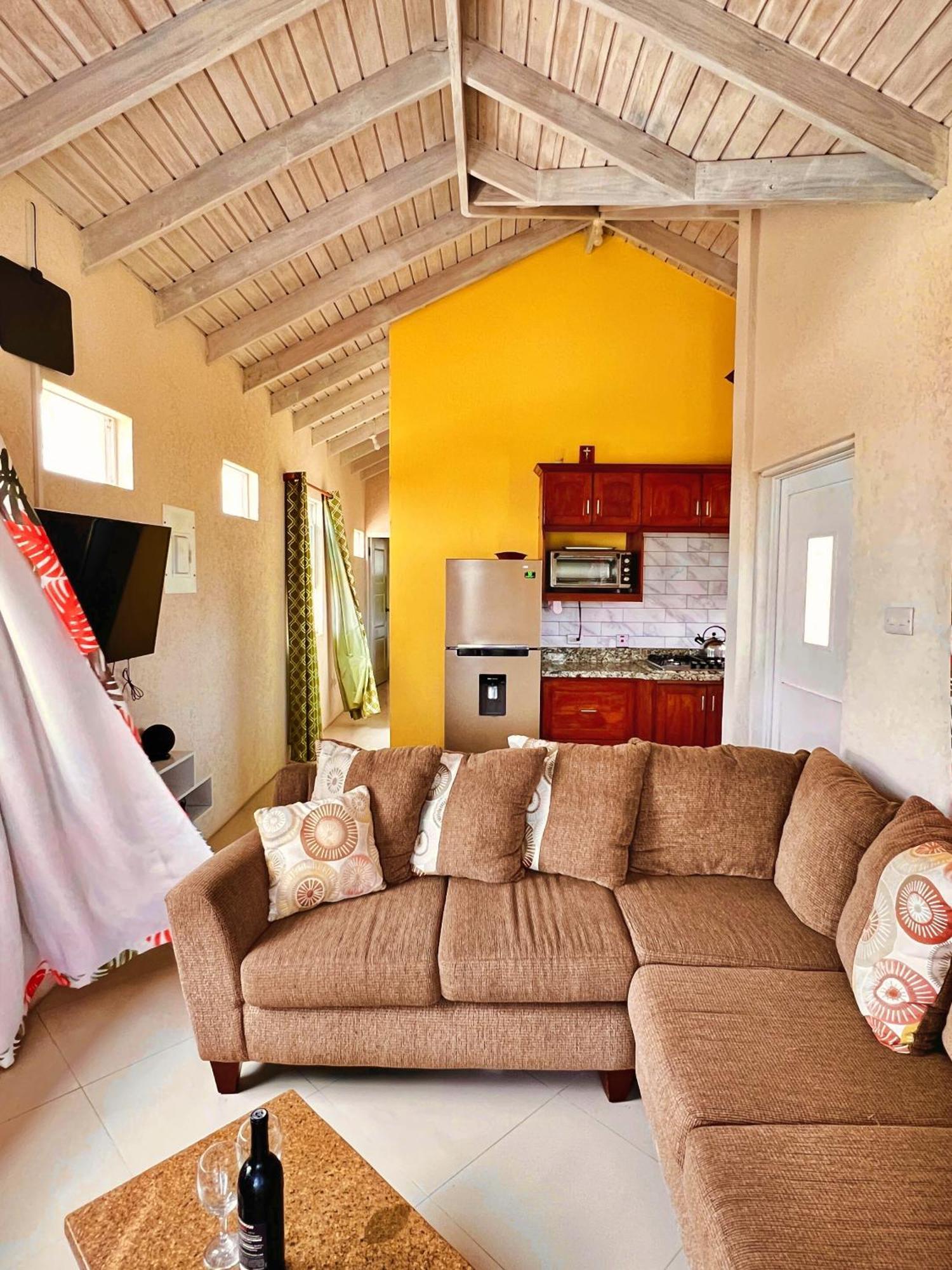 Cozy Modern Upstairs 2 Bed A/C Apt Near 2 Everything Saint Philip Dış mekan fotoğraf