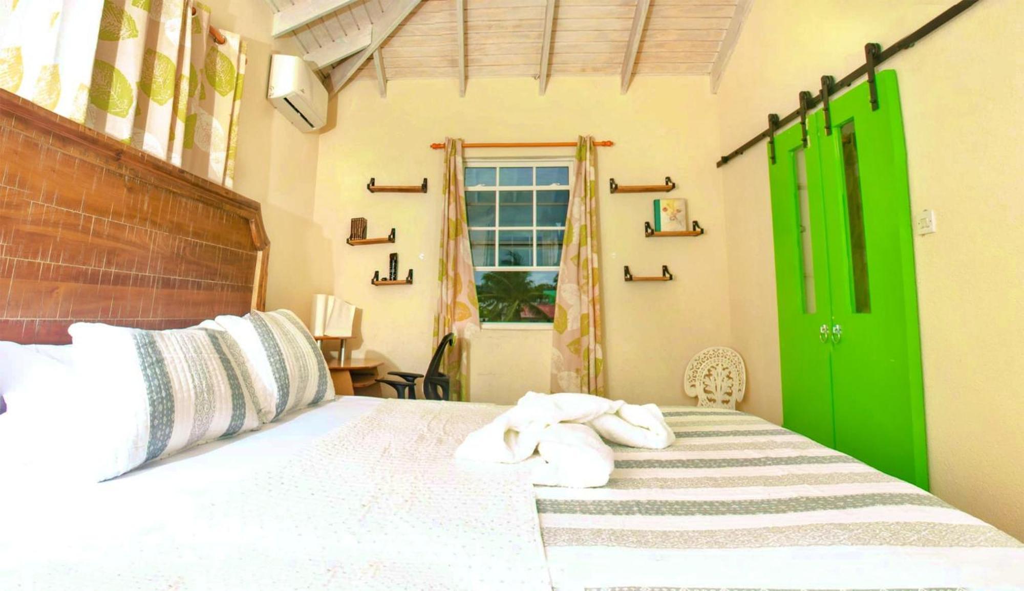 Cozy Modern Upstairs 2 Bed A/C Apt Near 2 Everything Saint Philip Dış mekan fotoğraf